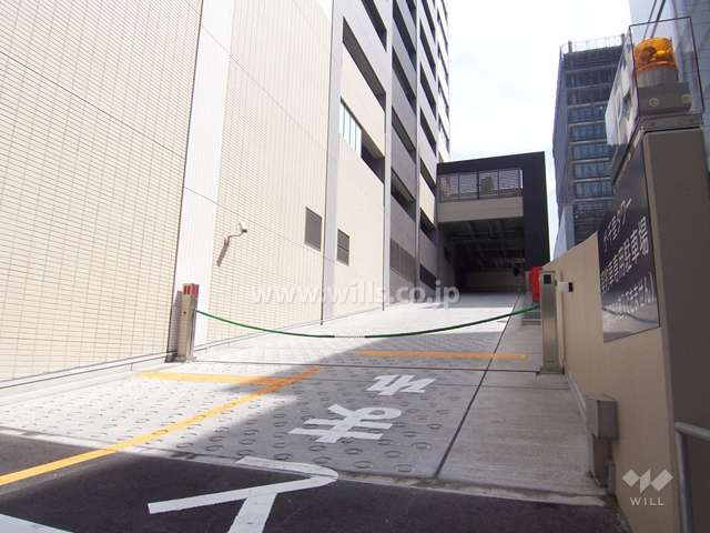 駐車場の出入り口（ロボットゲート付き）
