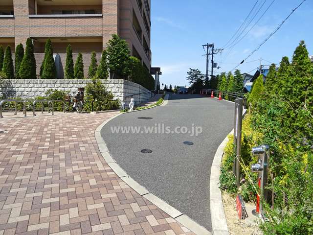 エントランスアプローチ。前面道路からは登り坂です。