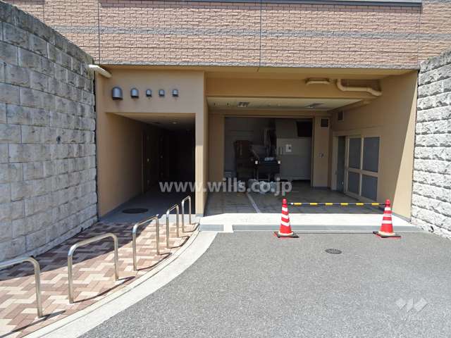 駐輪場入り口とゴミステーション