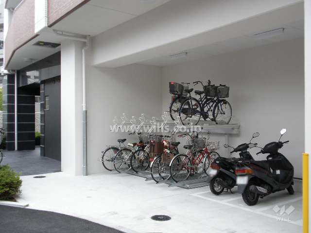 駐輪場とバイク置き場