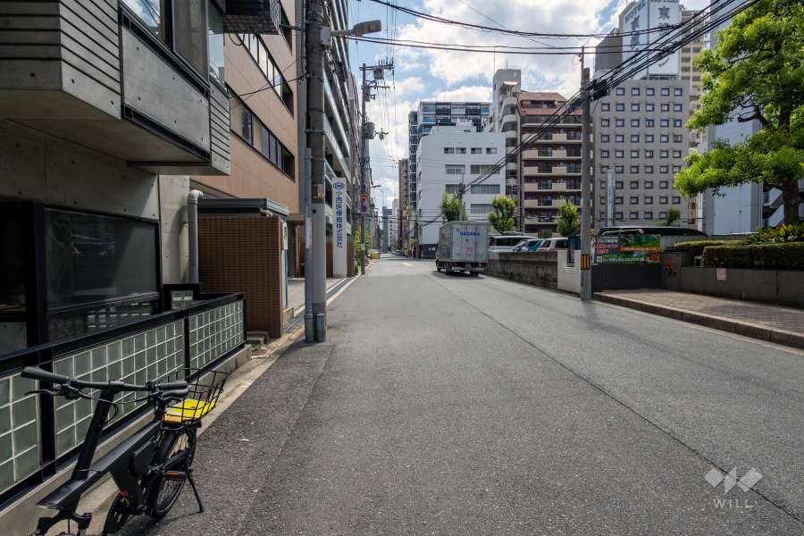 敷地の南側前面道路（西側から）