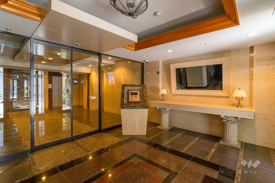 エントランスはオートロック付きです。　