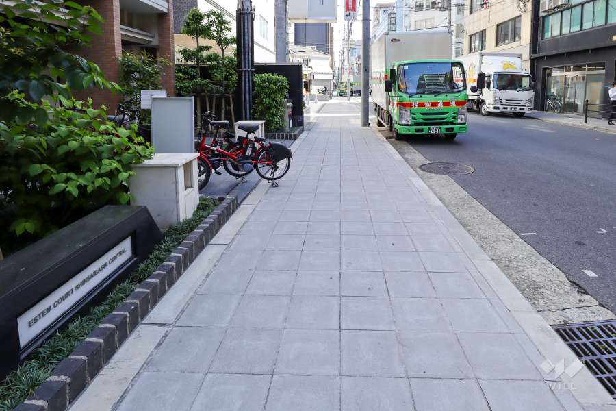 敷地西側の前面道路（北側から）