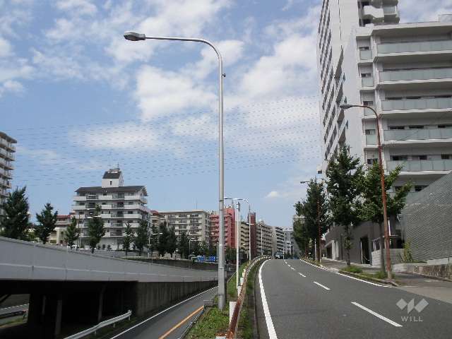マンション敷地の西側前面道路