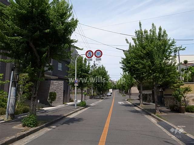 敷地北東側の前面道路。