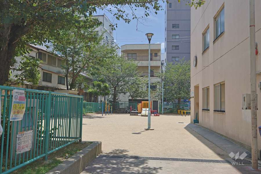 敷地に隣接する難波千日前公園