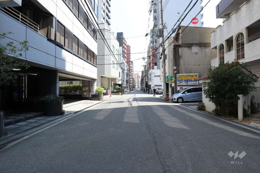 敷地西側の前面道路