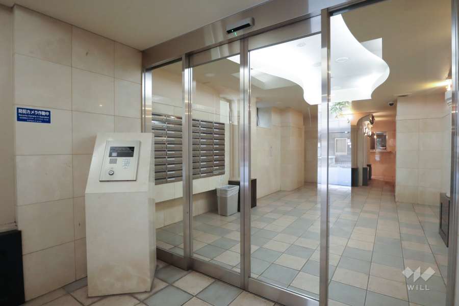 エントランスはオートロック付きです。