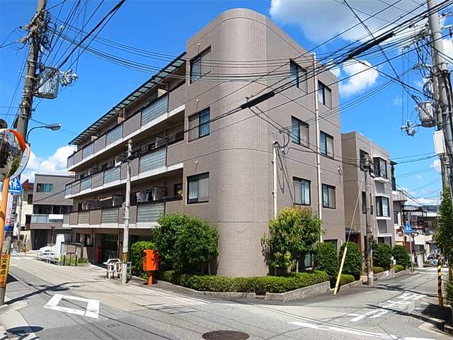 アムール逆瀬川の外観（南側から）