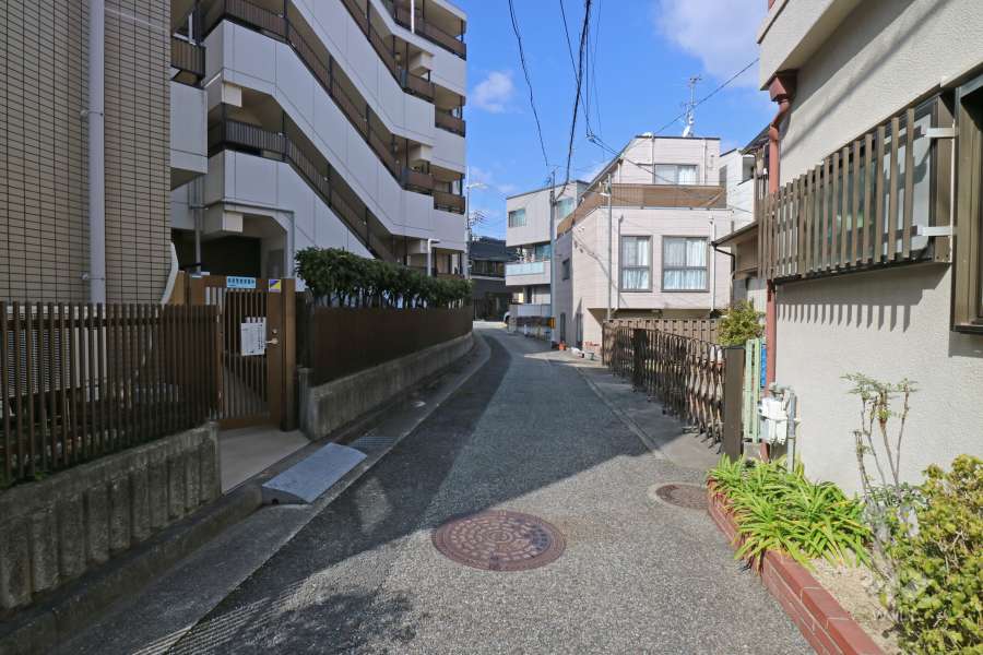敷地北東側の前面道路