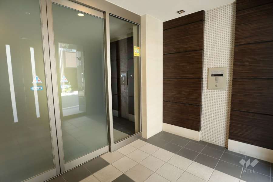 エントランスはオートロック付きです。