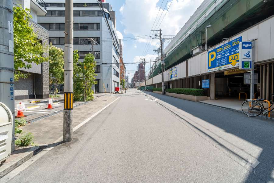 敷地西側の前面道路