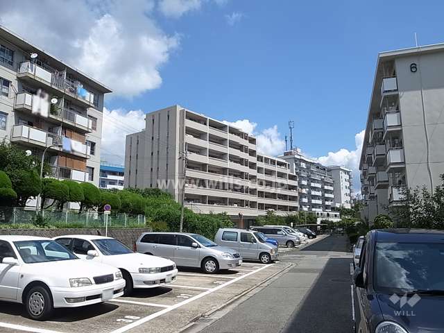 周辺はマンションが多く立ち並ぶ静かな住宅地です。