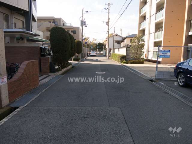 敷地北側の前面道路。周辺は区画の整った静かな住宅地です。