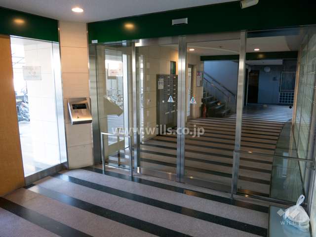 エントランスはオートロック付きです。