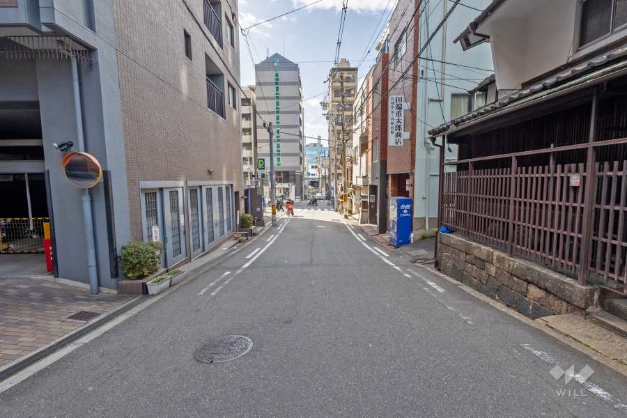 敷地北側の前面道路（東側から）