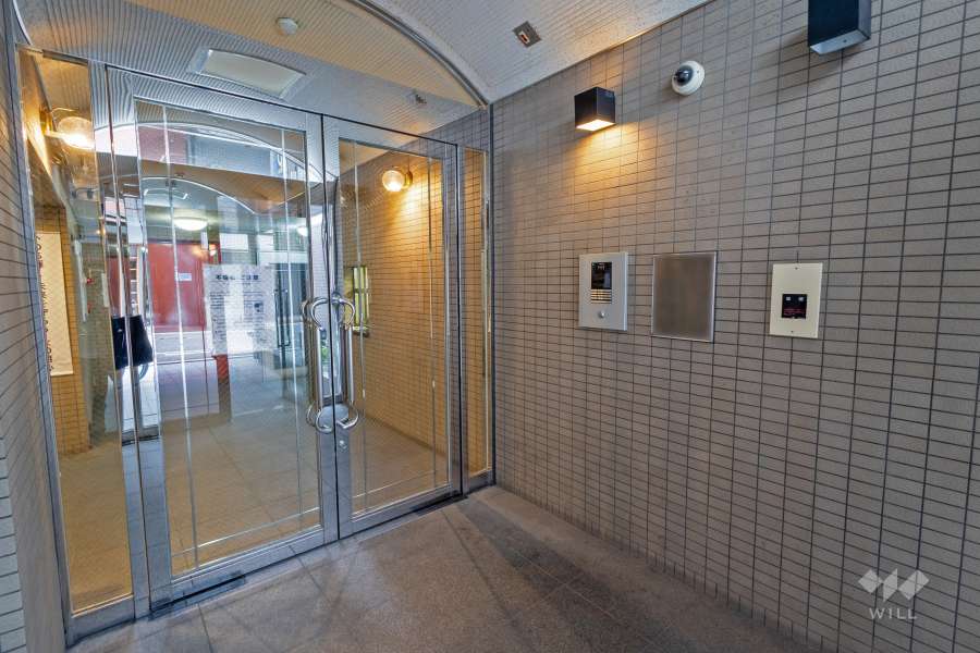 エントランスはオートロック付きです。