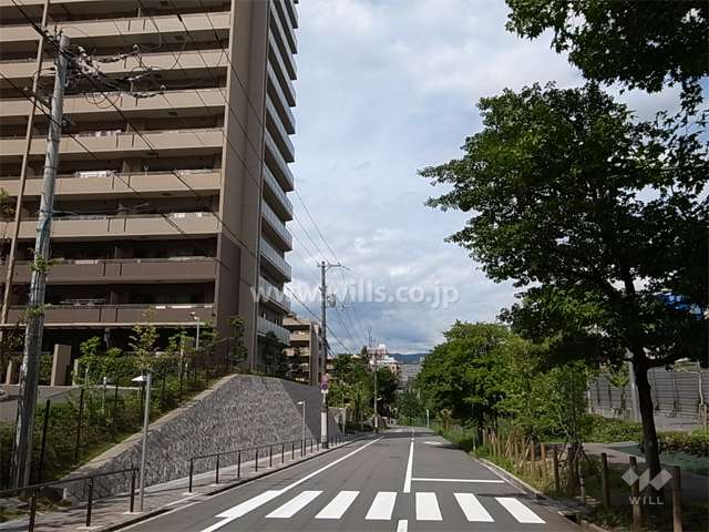 ジオ千里桃山台　スクエアステージ（3番館）の東側前面道路。道路を挟んで新御堂筋です。