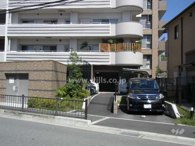 駐輪場入口とゴミステーション