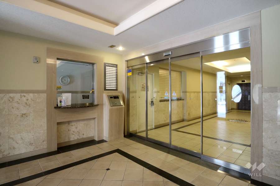 エントランスはオートロック付きです。