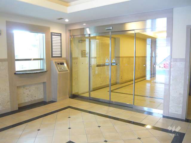 エントランスホール。オートロック付きです。