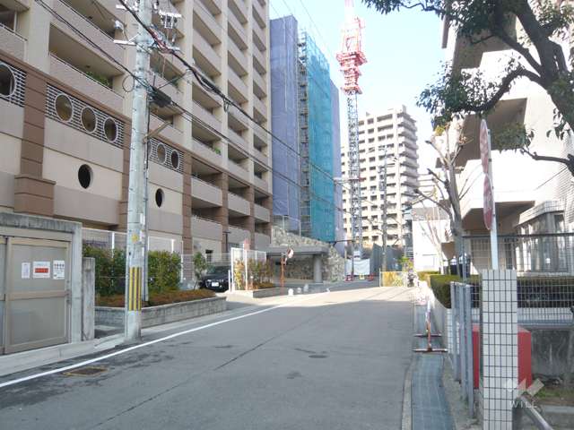 周辺の街並み。高層のマンションが多く並んでいます。