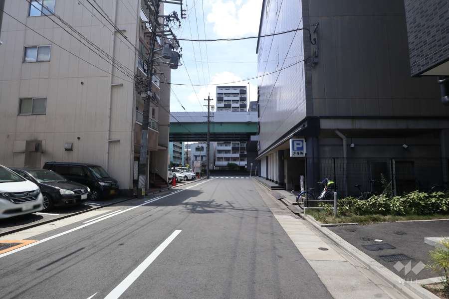 敷地南側の前面道路（西側から）