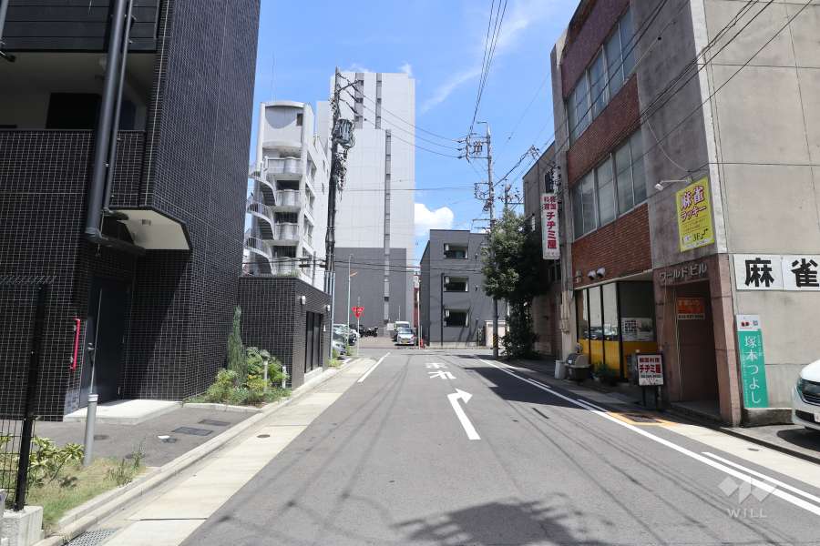 敷地南側の前面道路（東側から）