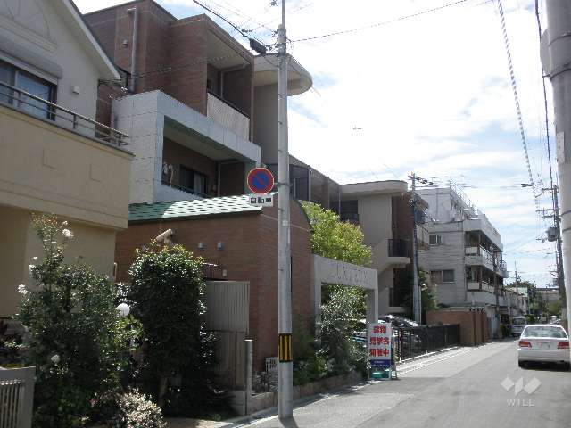 マンション敷地の北側前面道路。車はほとんど通りません。