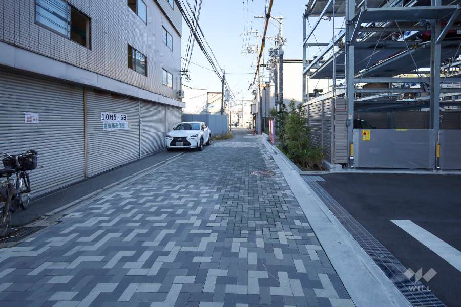 敷地北側の前面道路(西側から)