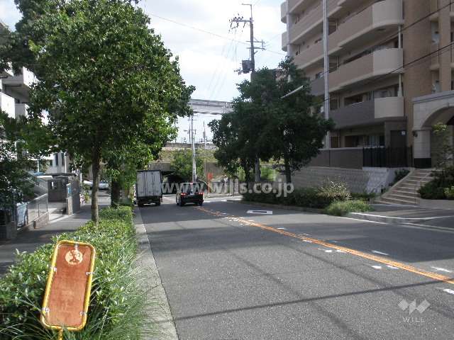 敷地の東側前面道路