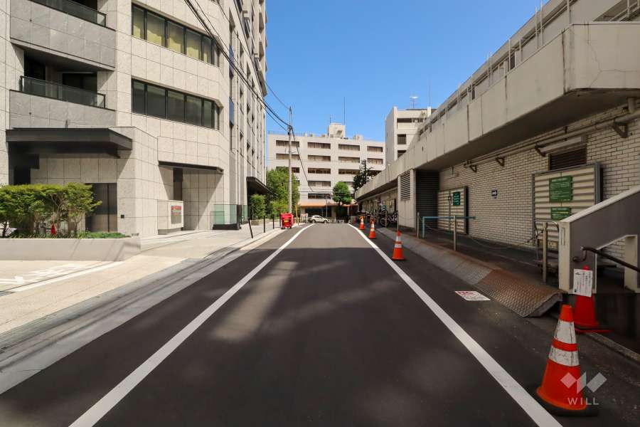 敷地南西側の前面道路（北西側から）