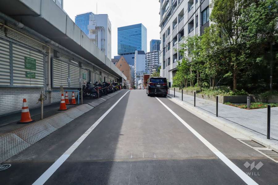 敷地南西側の前面道路（南東側から）