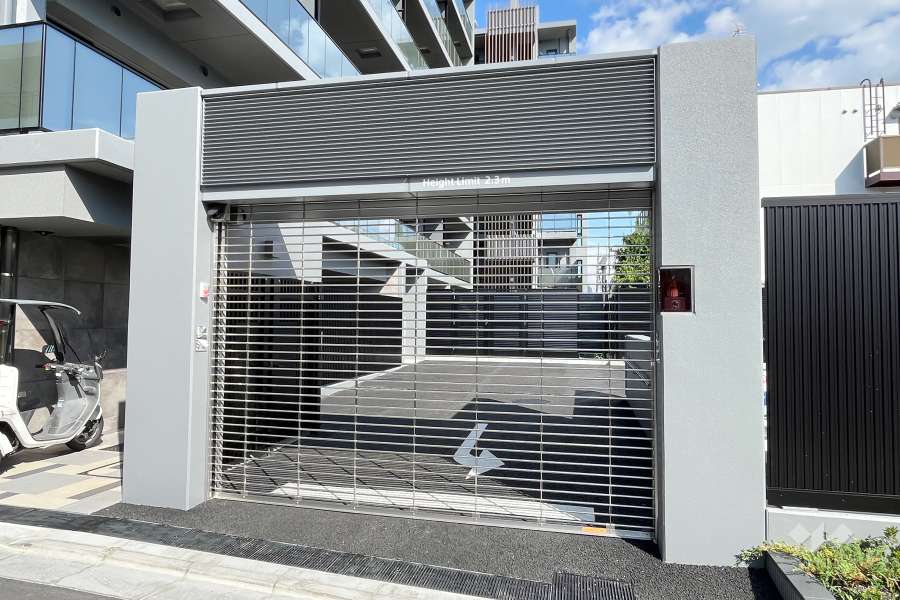駐車場の出入り口（リングシャッター付き）
