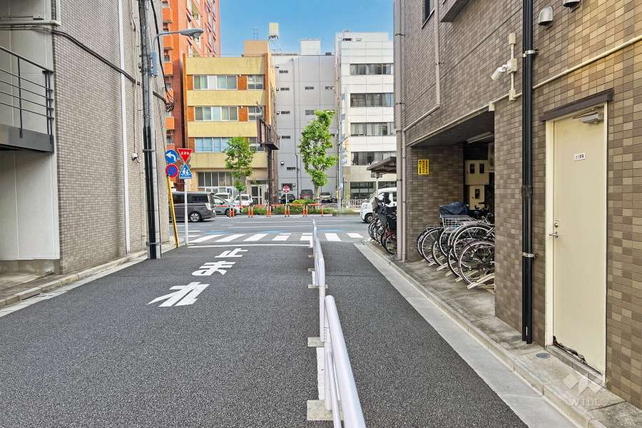 敷地の北東側前面道路（北西側から）