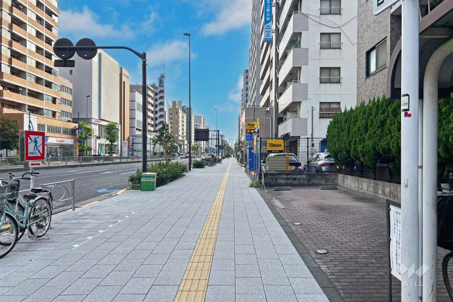 敷地の南東側前面道路は昭和通りです（北東側から）。