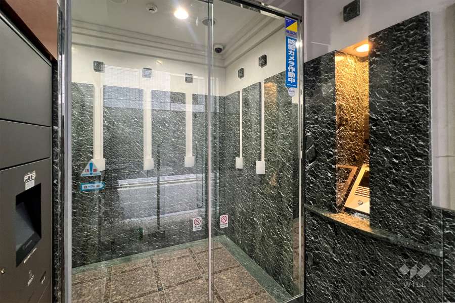 エントランスはオートロック付きです。