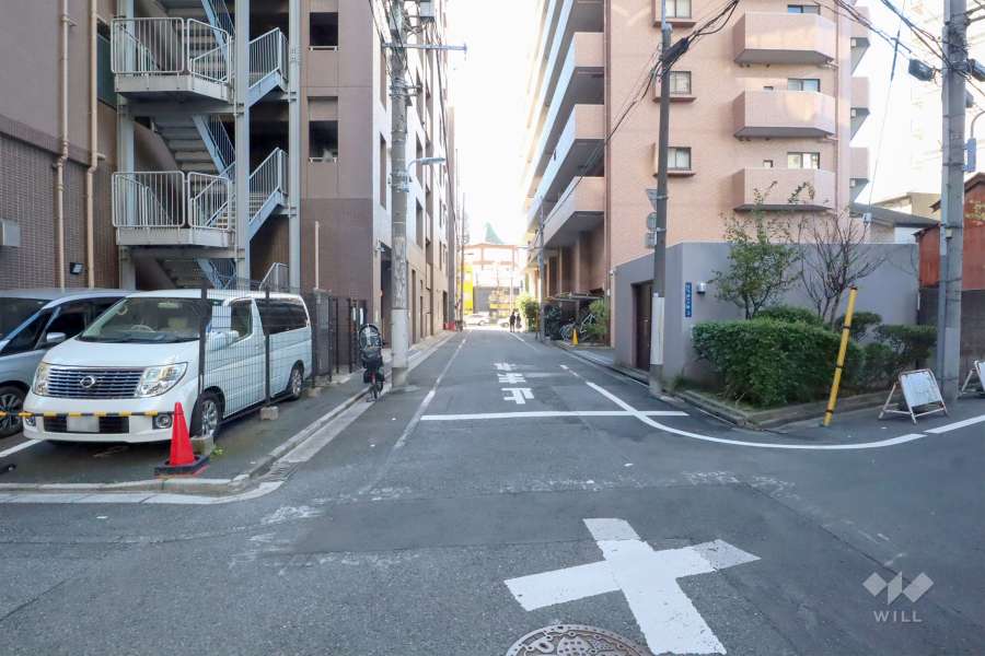 敷地西側の前面道路(北側から)