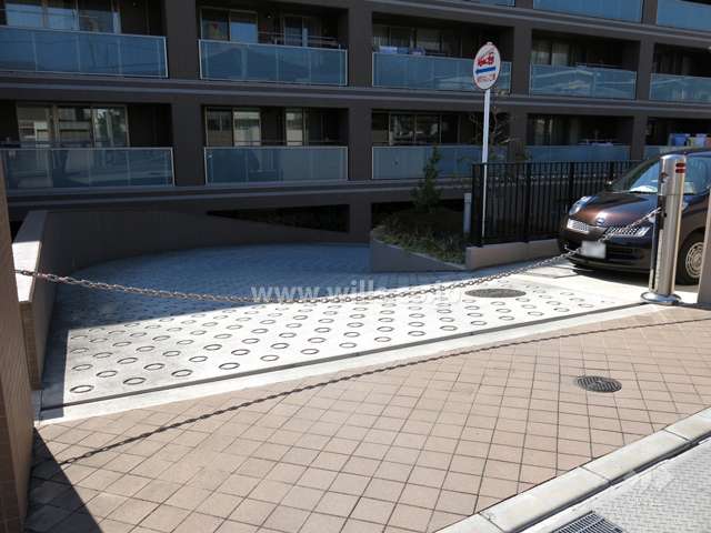 駐車場出入り口（ロボットゲート付き）