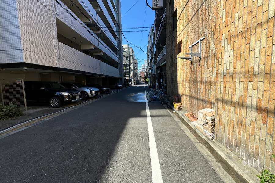 敷地北側の前面道路（東側から）