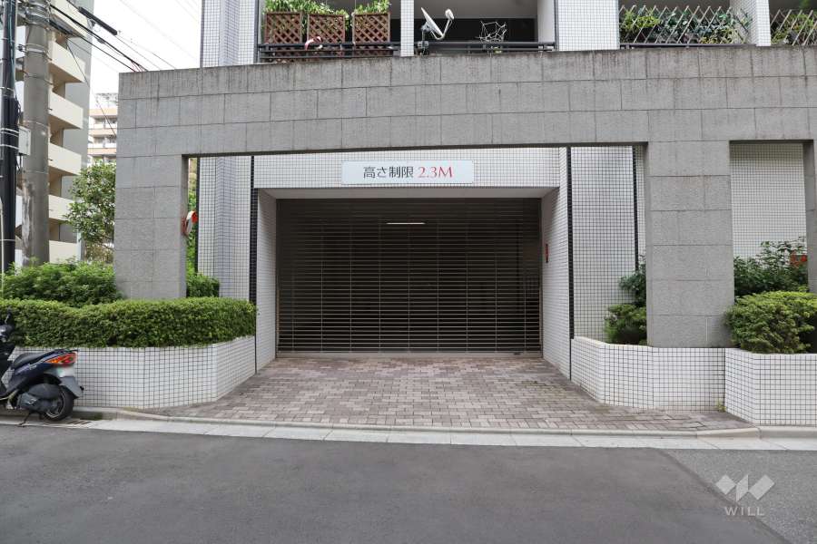 駐車場の出入り口(ロボットゲート付き)