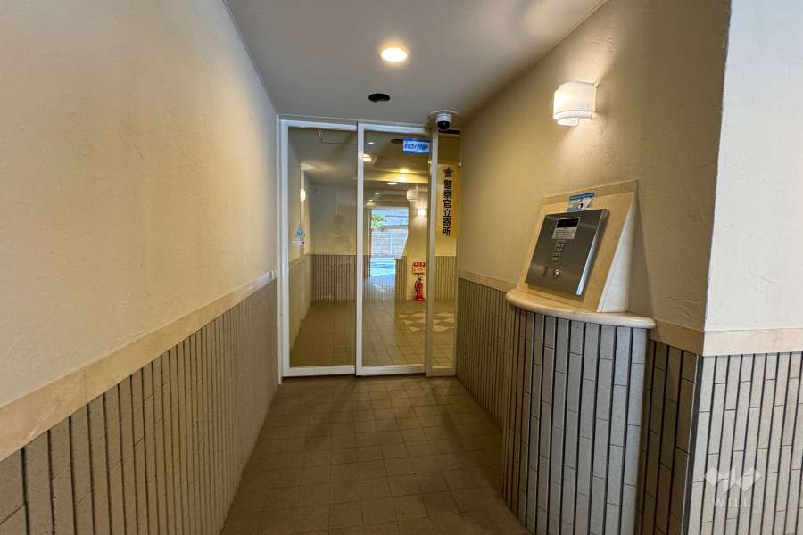 エントランスはオートロック付きです。