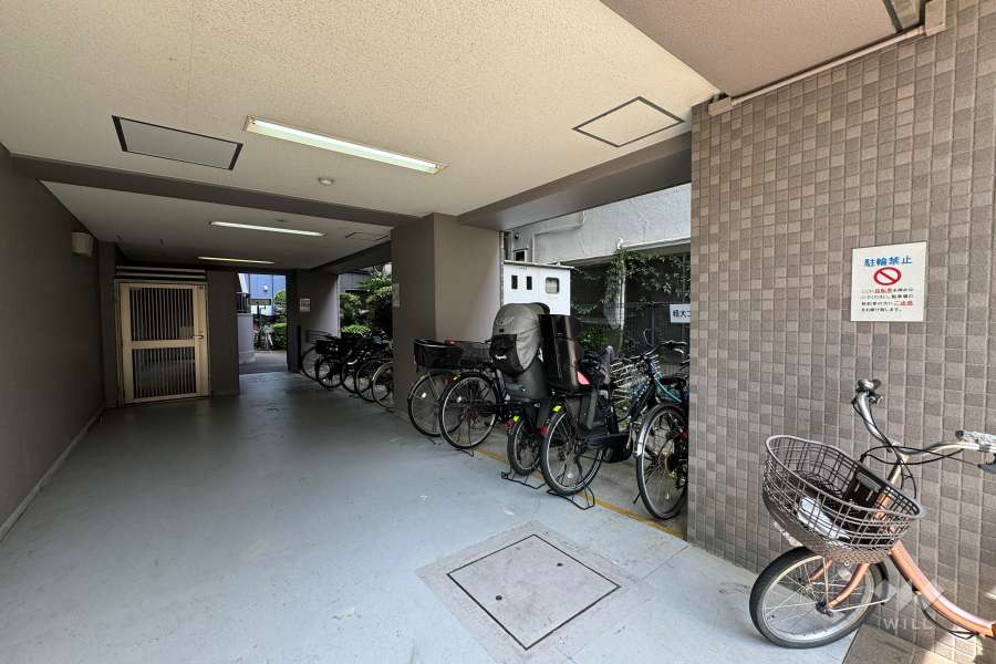 屋内に設けられた駐輪場