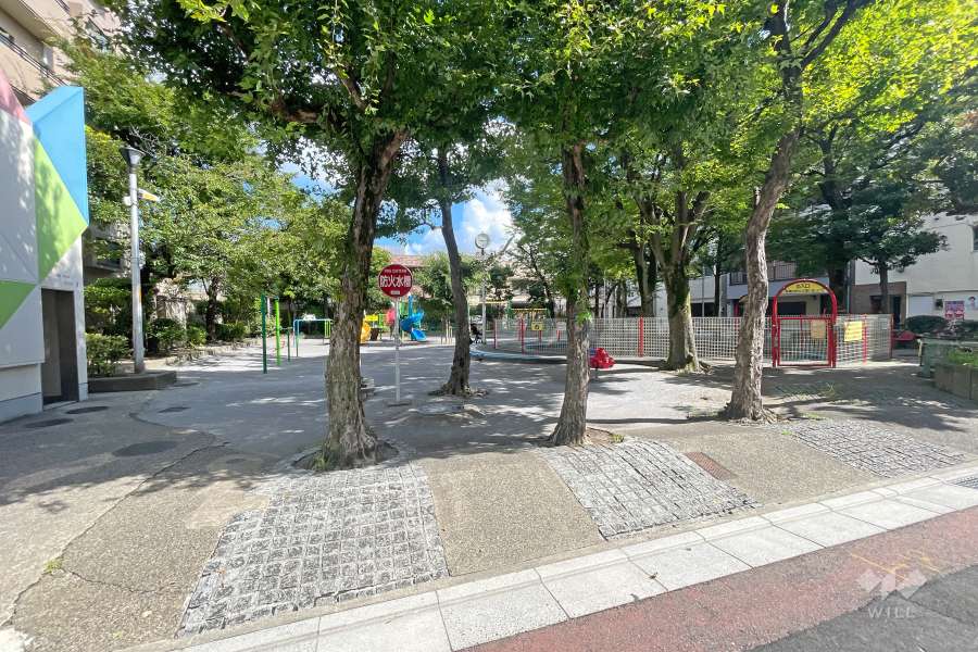 敷地東側に隣接する『台東区立今戸公園』