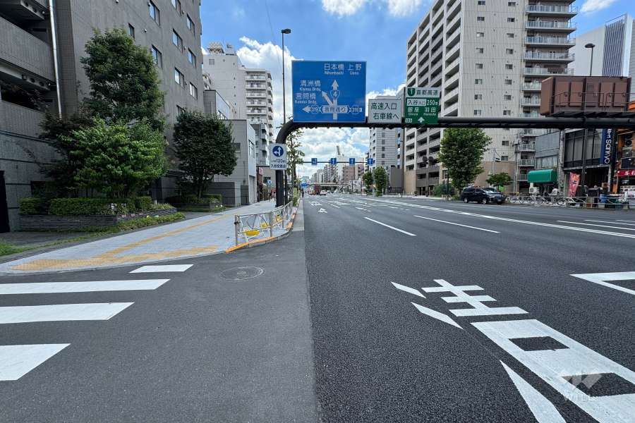 敷地の北西側前面道路（北東側から）