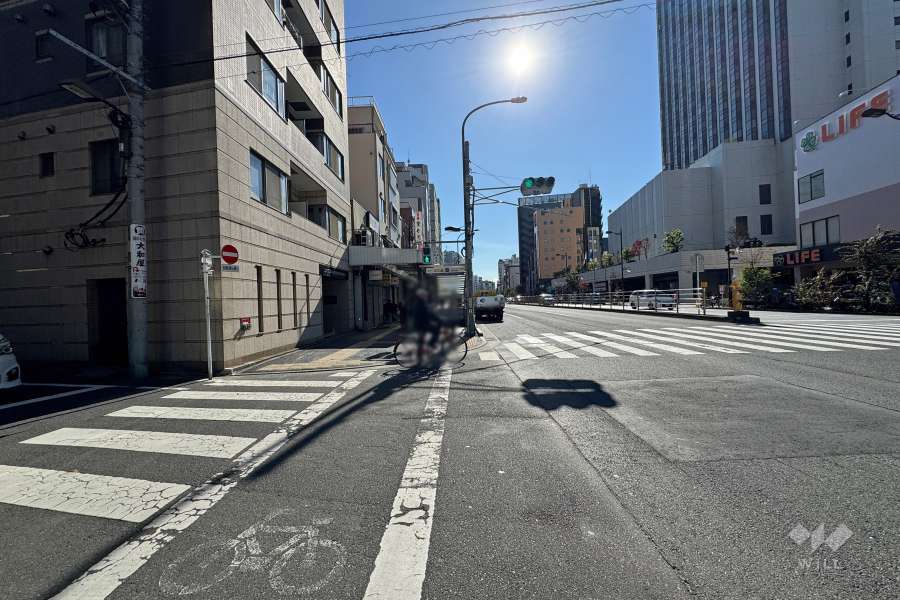 敷地西側の前面道路