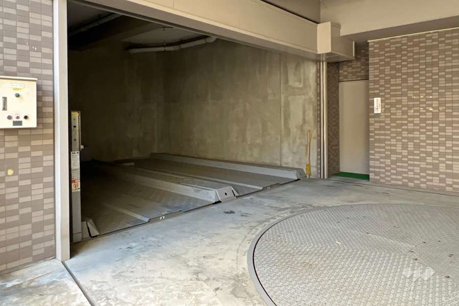 敷地内駐車場（屋内機械式）　
