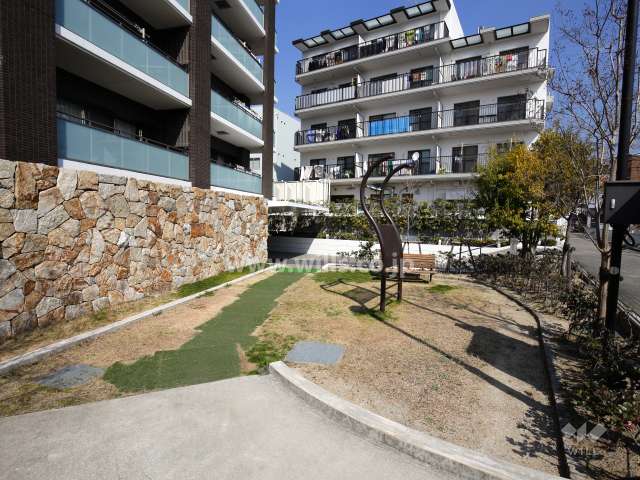 エントランス横に公園があります。