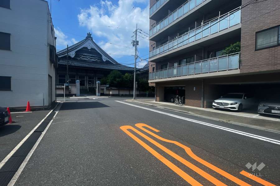 敷地の南側前面道路（東側から）