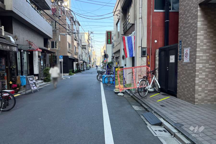敷地西側の前面道路